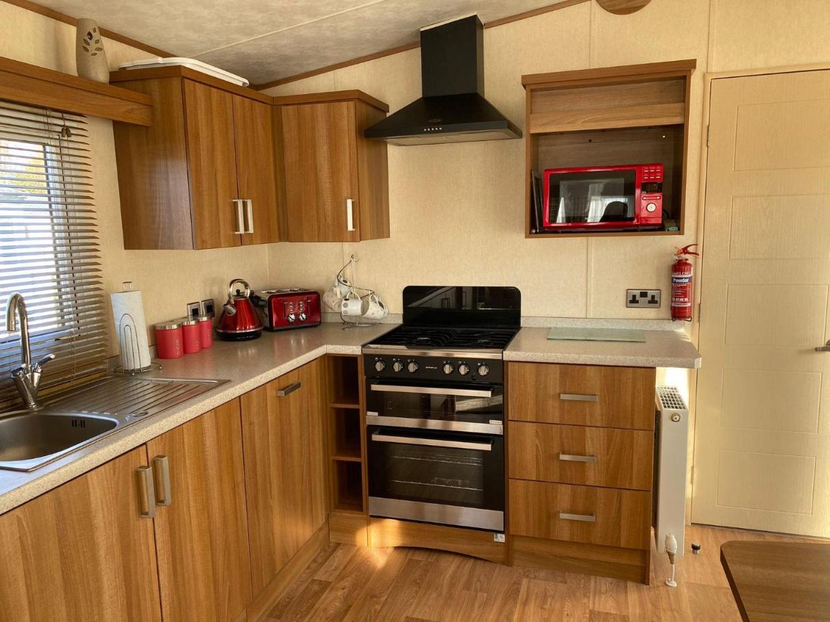 6 Berth Caravan With Decking At Manor Park In Hunstanton Ref 23017H Dış mekan fotoğraf