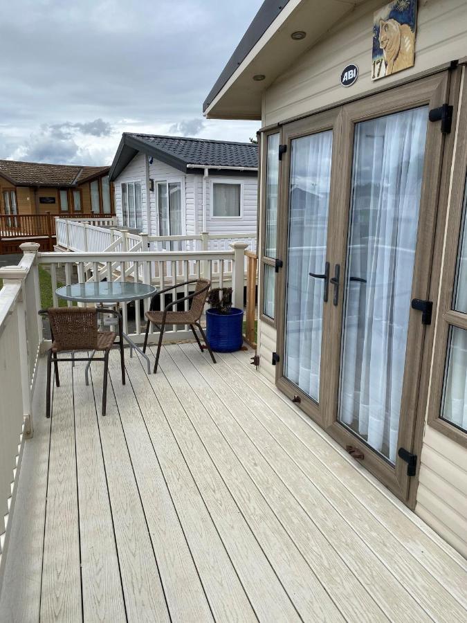 6 Berth Caravan With Decking At Manor Park In Hunstanton Ref 23017H Dış mekan fotoğraf